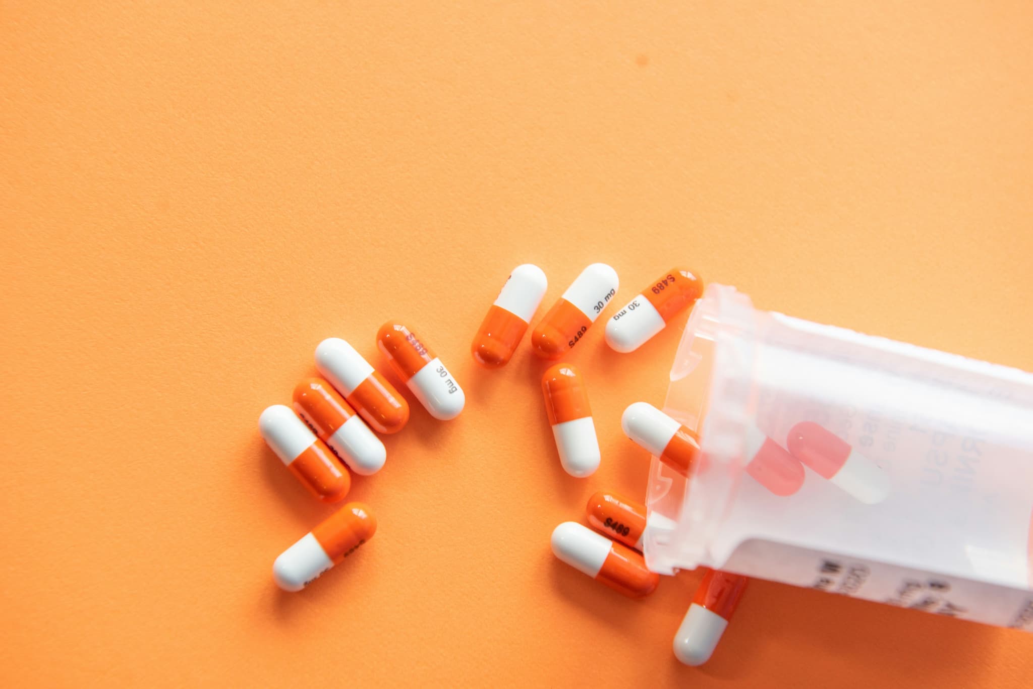 Plazos de aprobación de medicamentos y capacidad de la FDA: equilibrio entre la regulación y el acceso