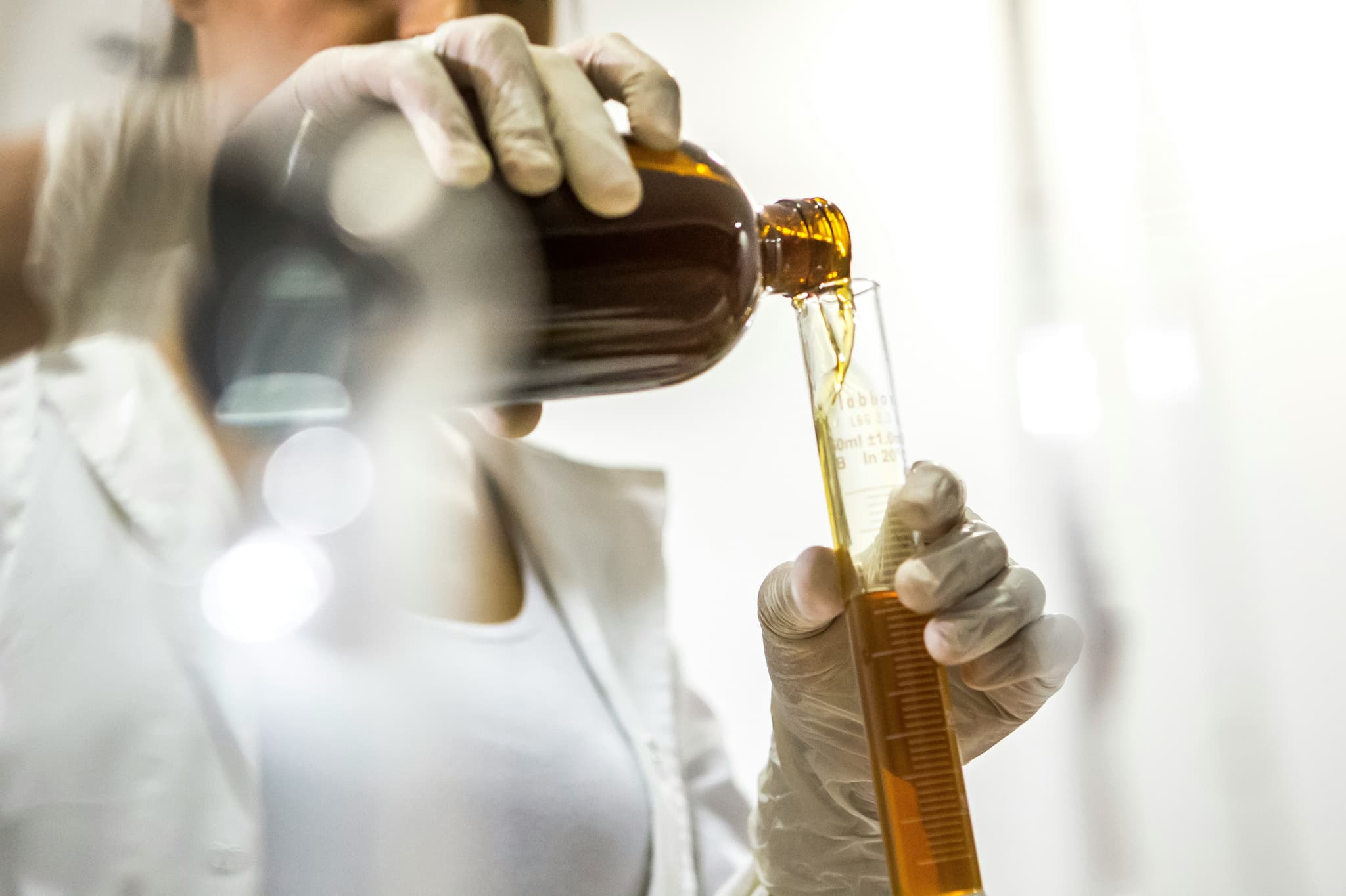 La volatilidad del precio del petróleo añade una nueva variable a los costos logísticos de los ingredientes farmacéuticos
