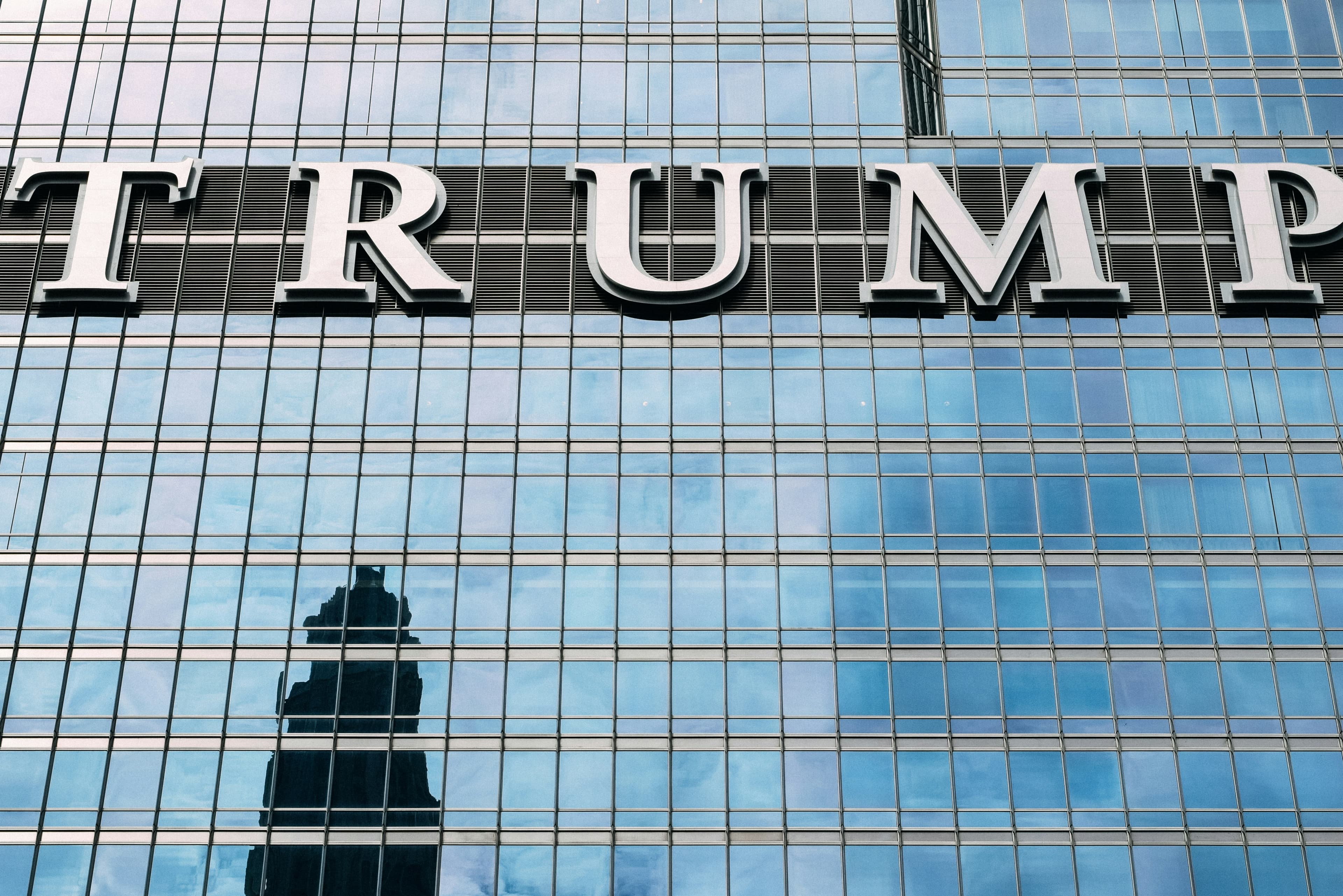 Trump invierte el rumbo de los peajes de Ormuz y, en cambio, cita la inversión de los estados del Golfo