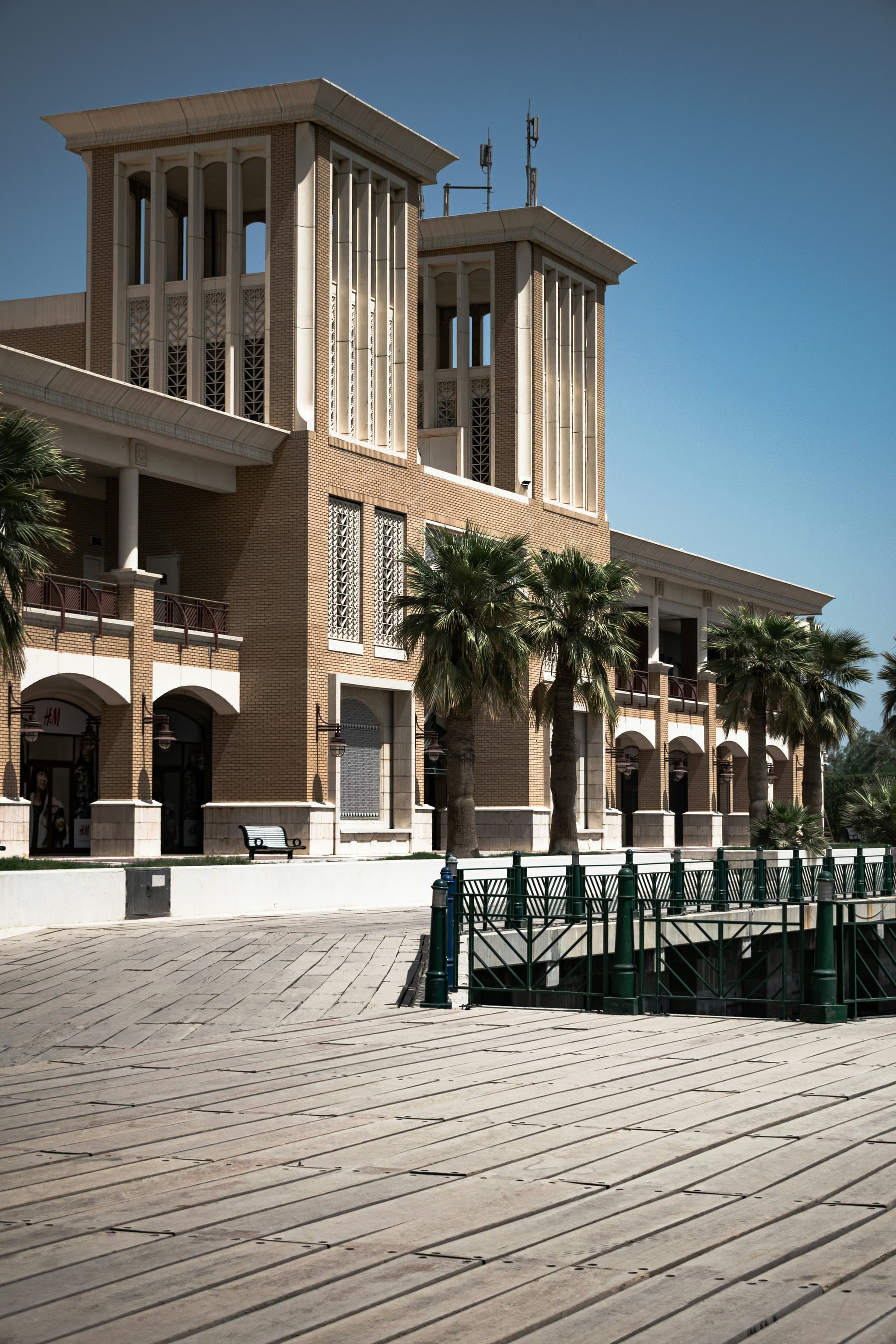 La planta desalinizadora de Kuwait, que fue atacada dos veces, plantea dudas sobre el suministro de agua para la fabricación farmacéutica regional