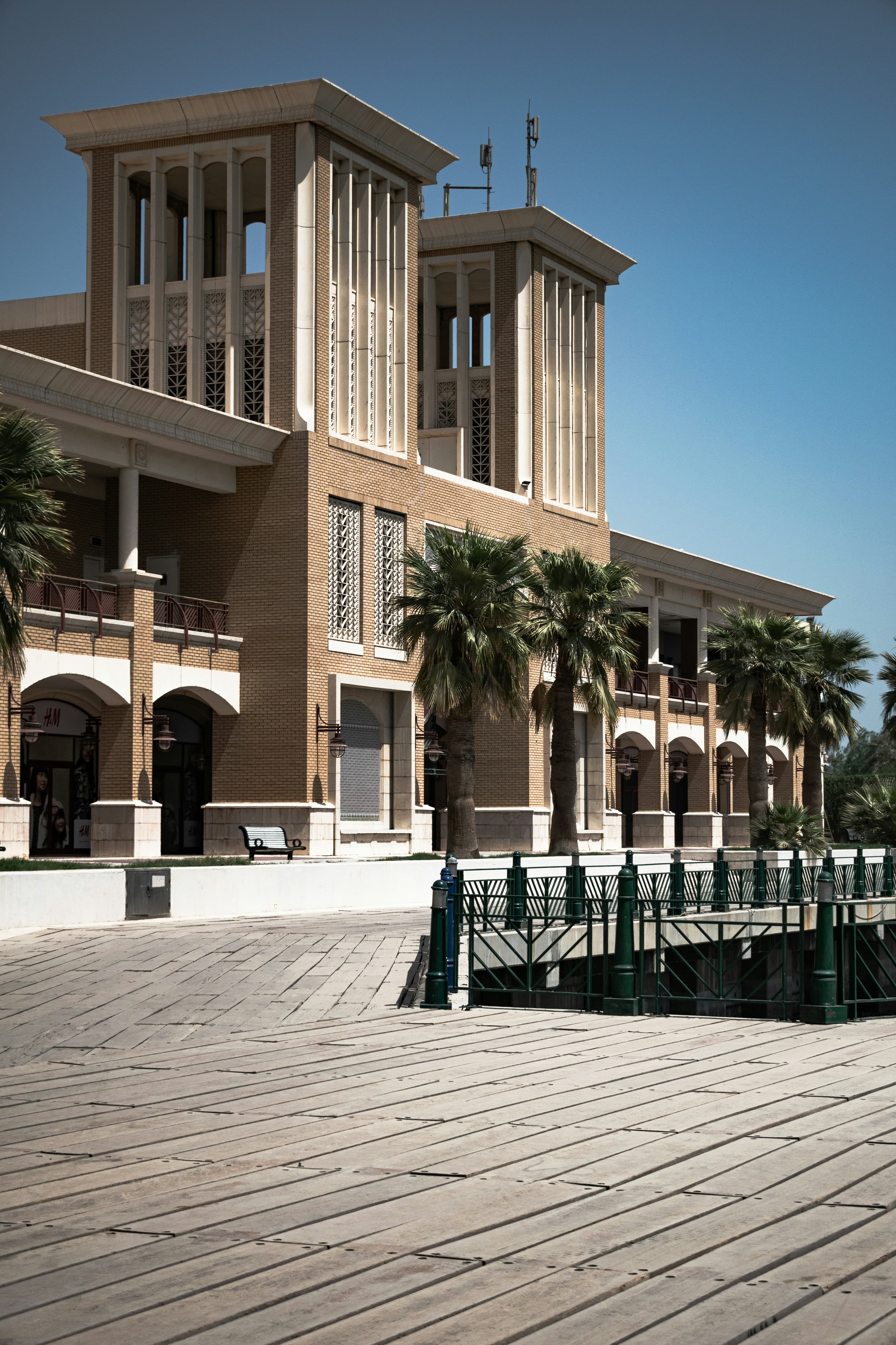 La planta desalinizadora de Kuwait, que fue atacada dos veces, plantea dudas sobre el suministro de agua para la fabricación farmacéutica regional